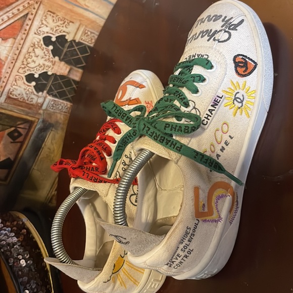 CHANEL Pharrell Graffiti Low-Top Sneakers Printed Canvas White, Multicolor. - Picture 5 of 14